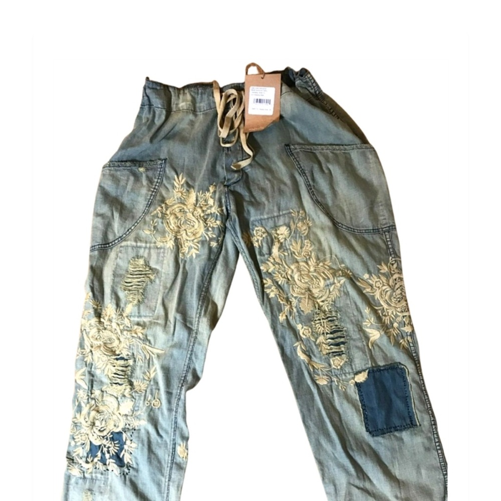 Magnolia Pearl Embroidered Distressed O’Keefe Jeans with Floral Design